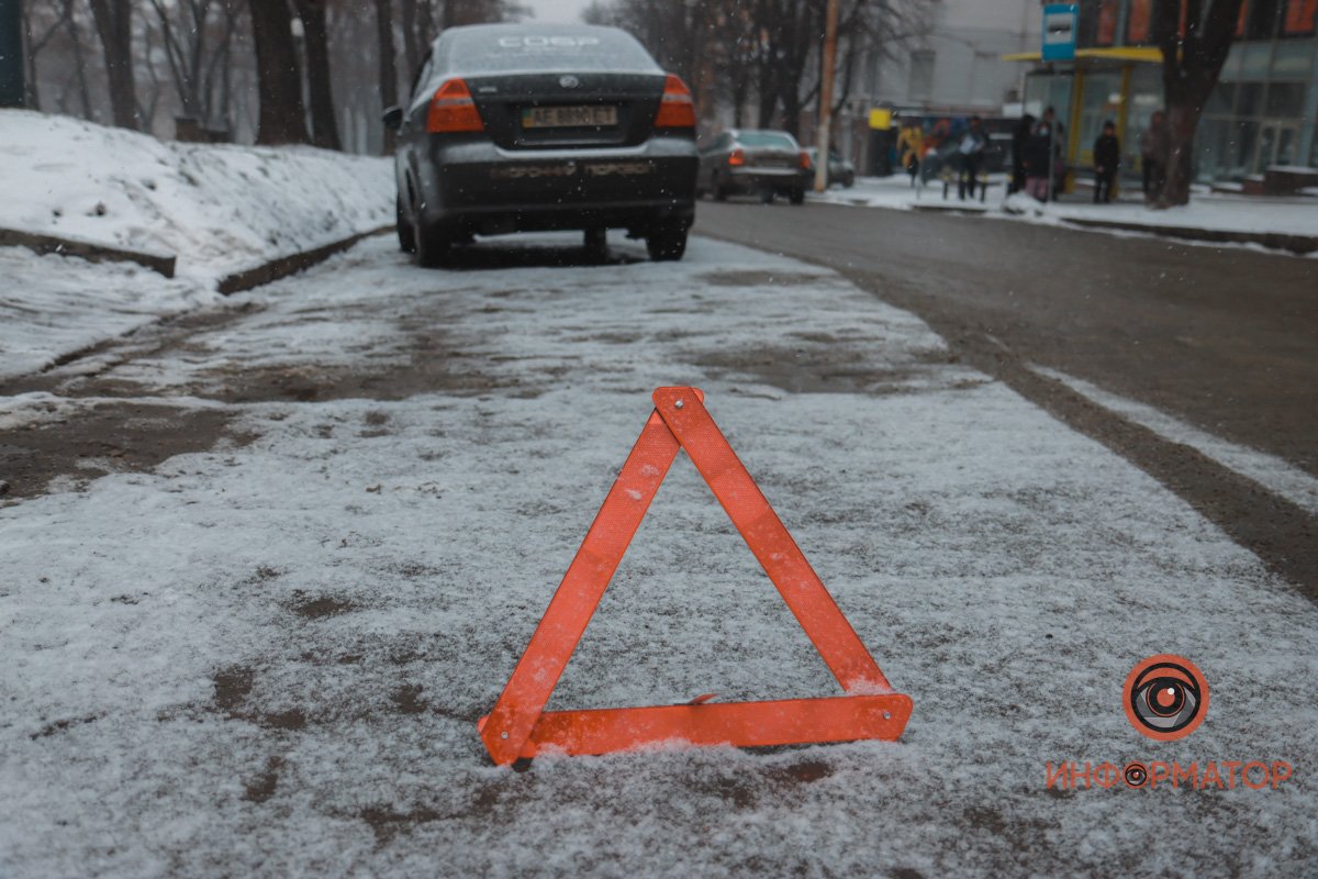 В понедельник, 24 января, на перекрестке проспекта Яворницкого и улицы Вернадского случилась авария