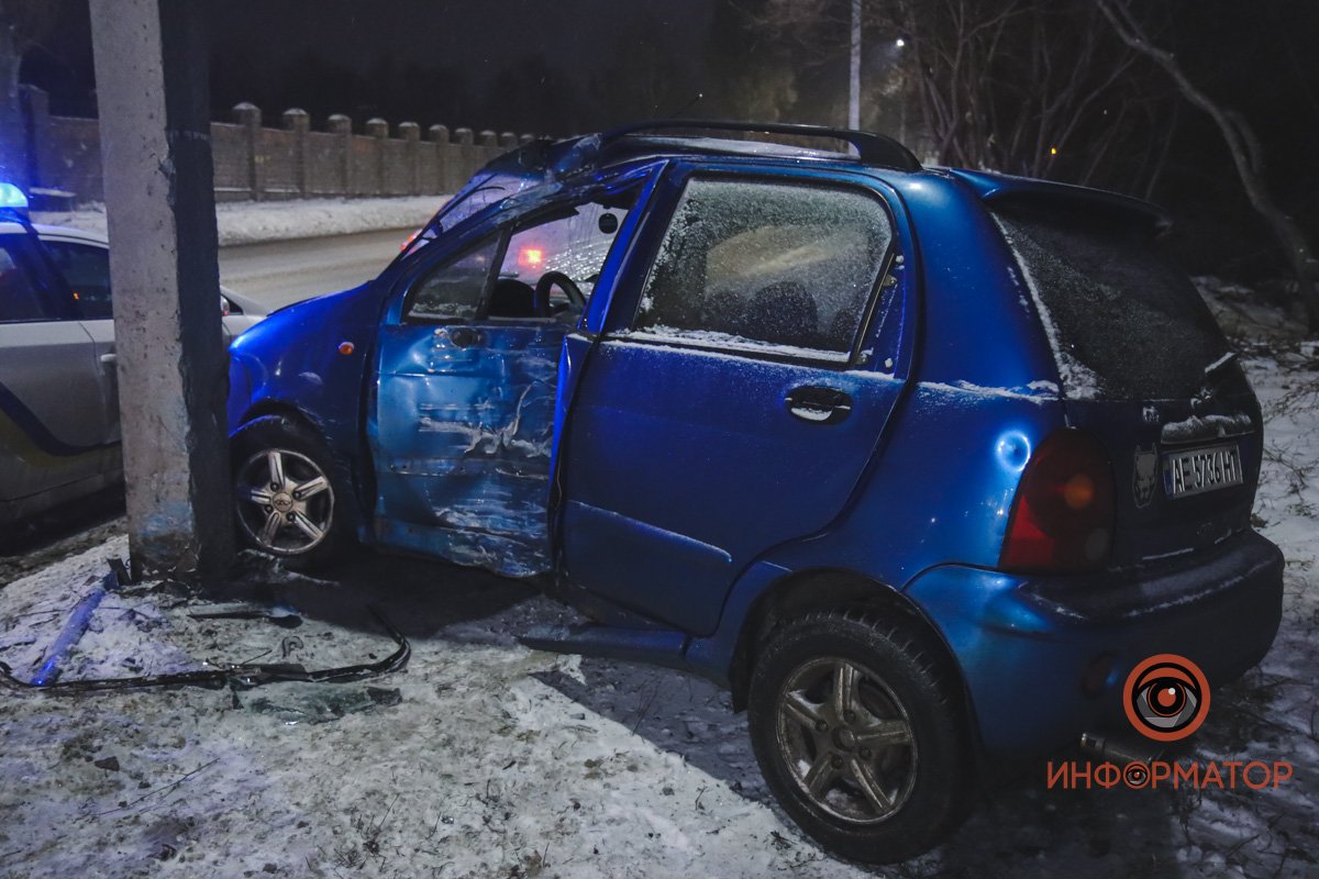 Здесь автомобиль Chery врезался в столб