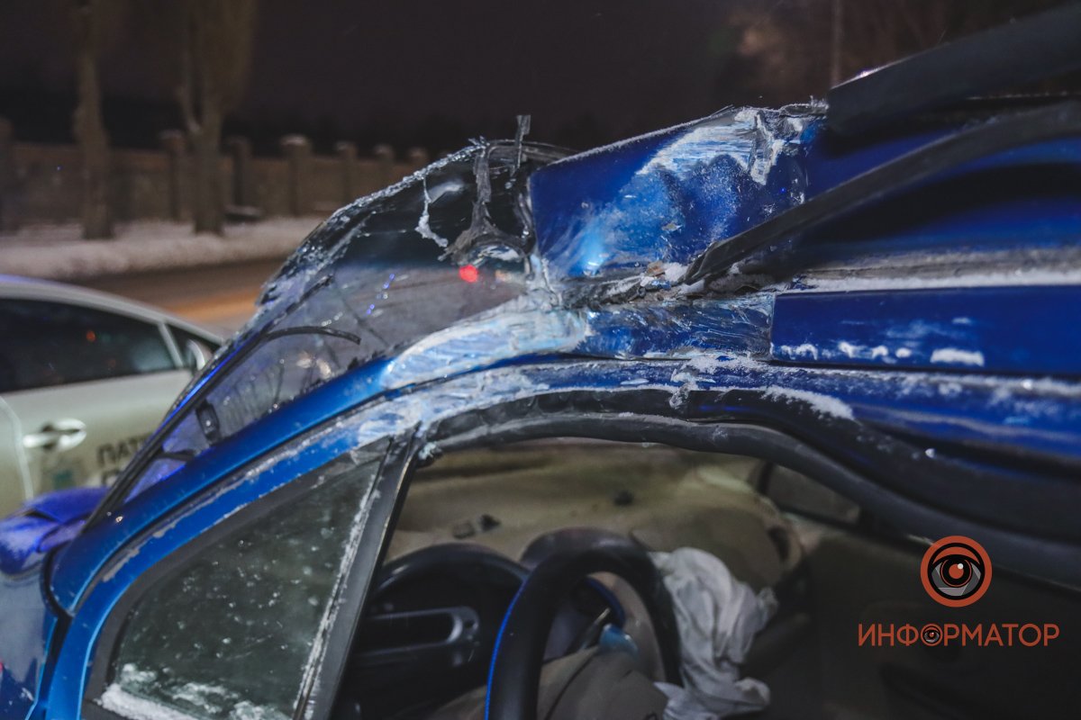 Машину занесло на скользкой дороге и она въехала в столб