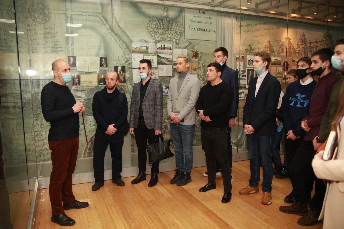 Студенты Школы молодого политика «ЗА_ЖИгай» побывали в облсовете и музее истории развития самоуправления Днепропетровщины 1