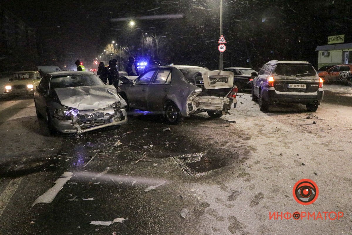 На месте сотрудники полиции и следователь по ДТП На месте сотрудники полиции и следователь по ДТП