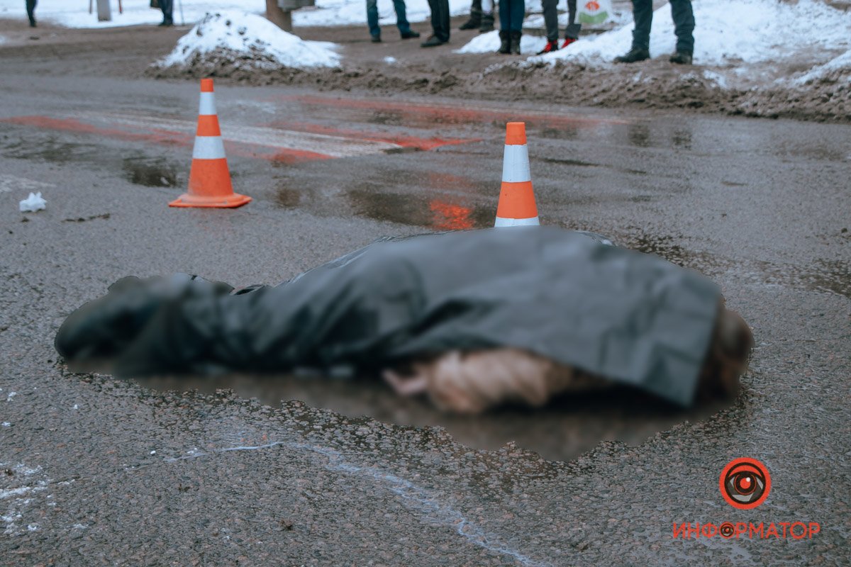 Женщина переходила дорогу в неположенном месте