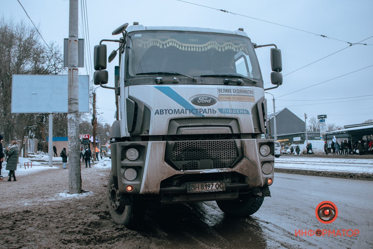 Женщина попала в слепую зону из-за чего водитель грузовика и наехал на нее