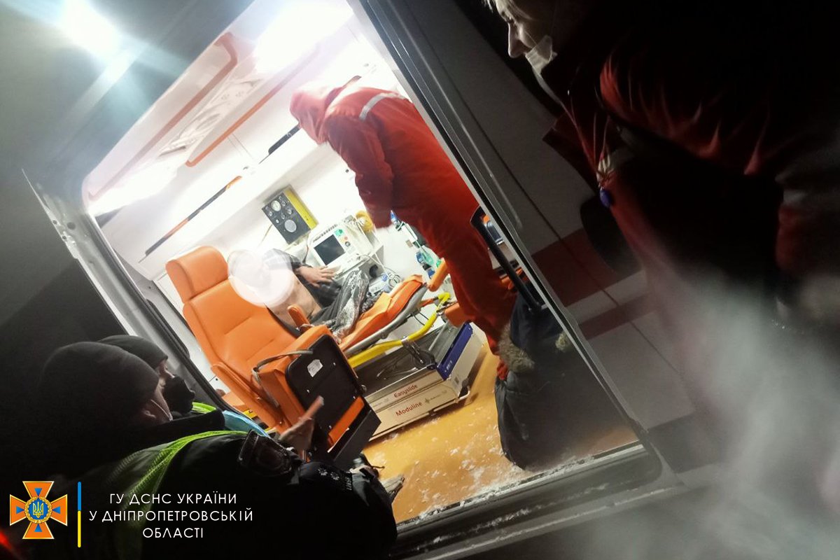 Мужчину вывели на свежий воздух из задымленного помещения
