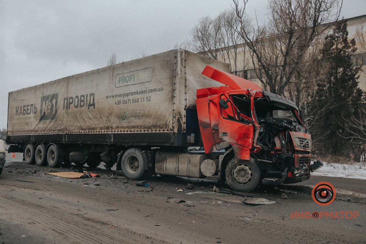 Водитель фуры влетел в заднюю часть маршрутки