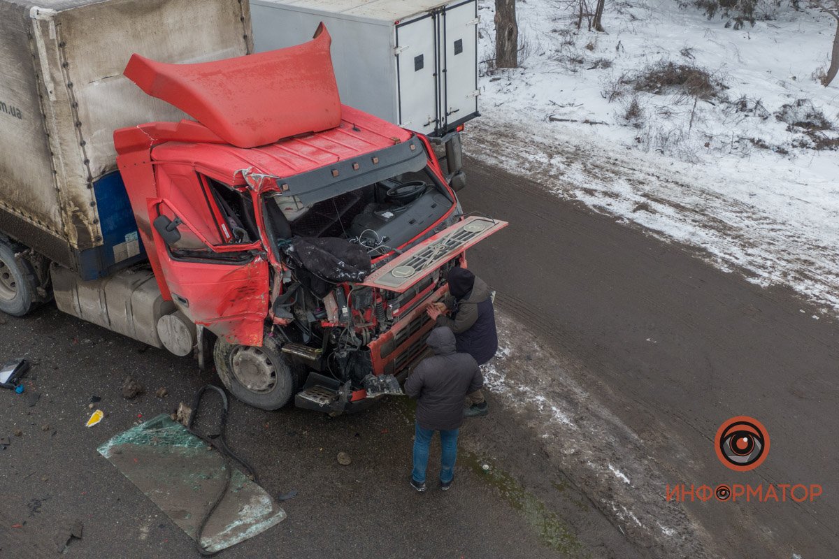 Серьезные повреждения передней части Volvo