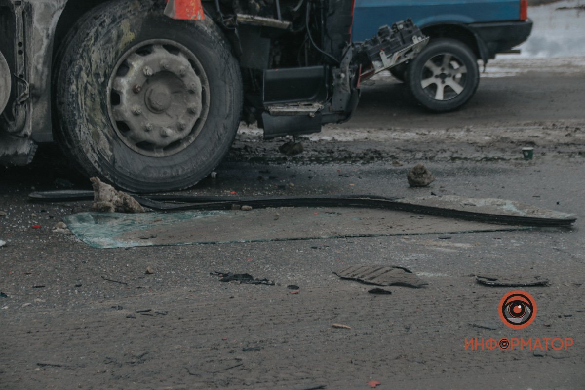 Выбитое стекло "Богдана"