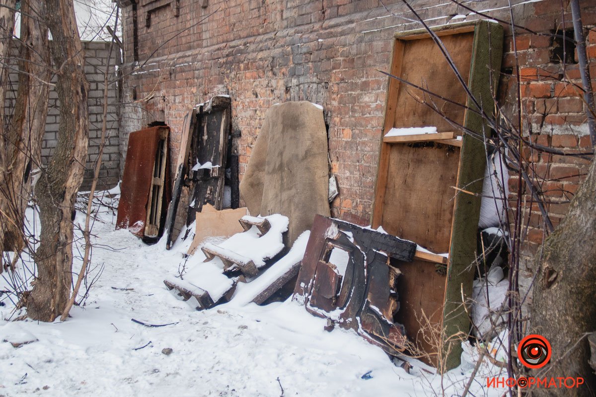 Труп обнаружили у заброшенного дома возле ТРЦ "Приозерный"