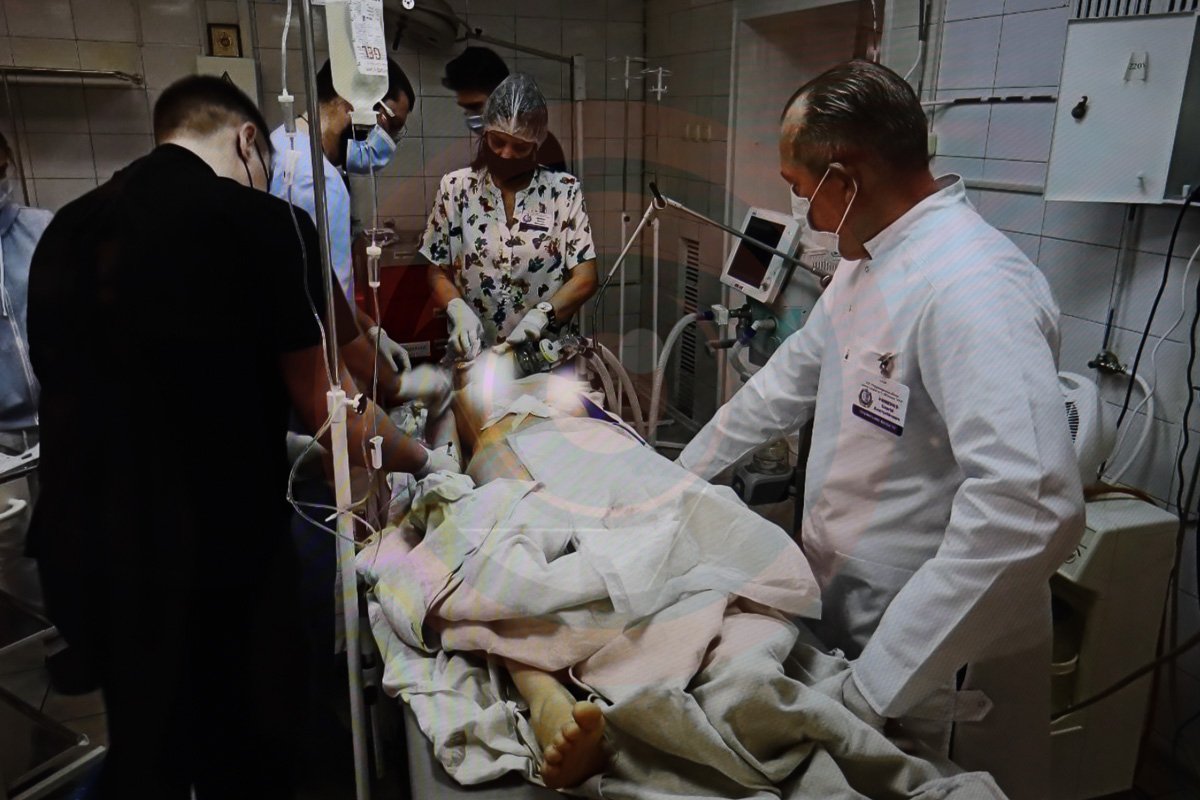 Медики спасают раненых