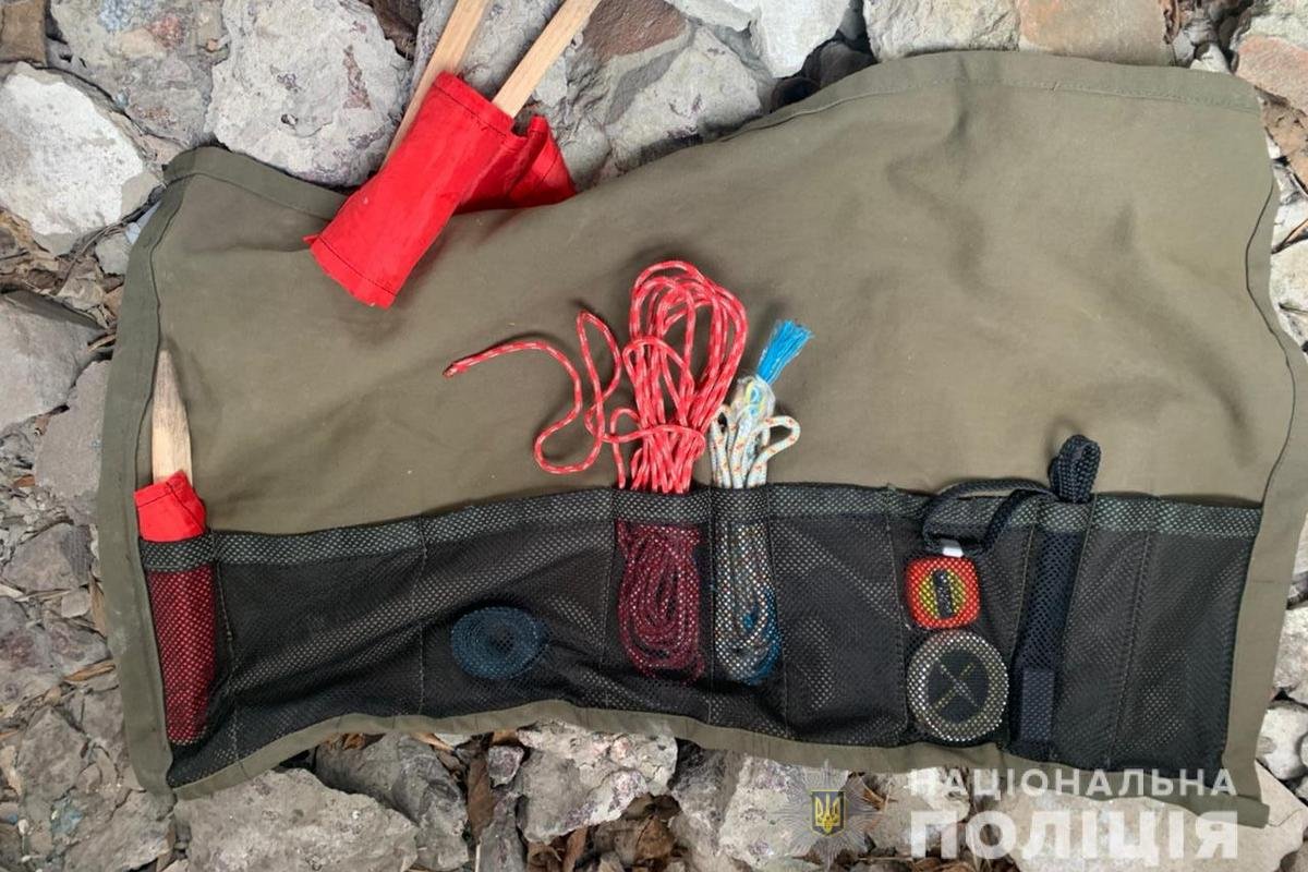 В заброшке нашли 14 пустых магазинов к автомату Калашникова и другие вещи военнослужащего