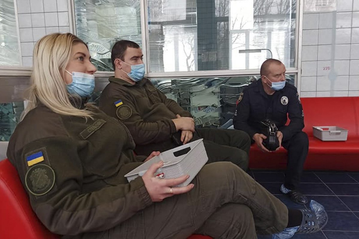 Так, чтобы помочь пострадавшим, в областную станцию переливания крови пришли более 40 гвардейцев и полицейских