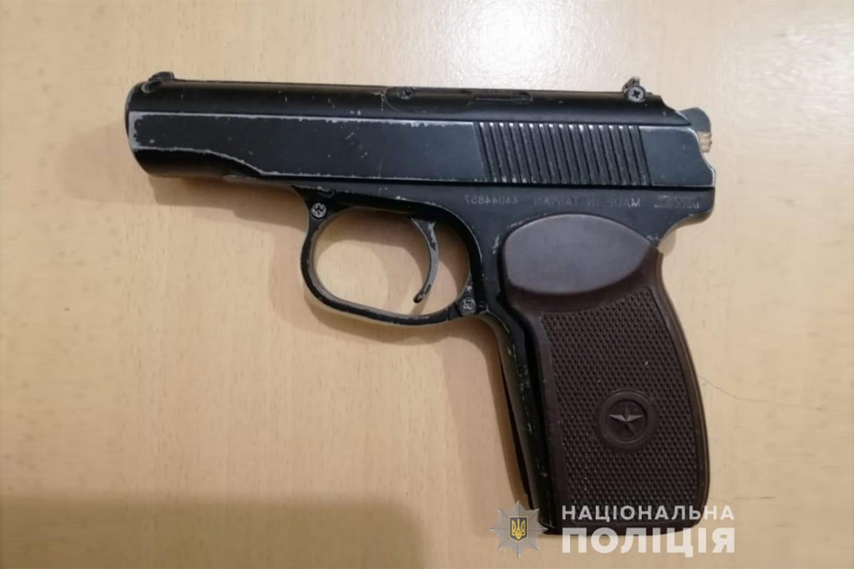 Пистолет, которым мужчина угрожал девушке