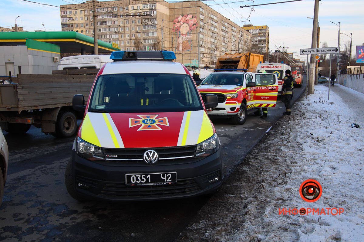 Водителя вырезали из автомобиля спасатели Водителя вырезали из автомобиля спасатели