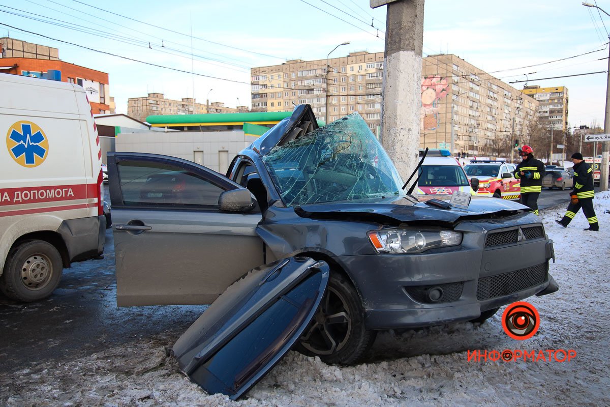 Мужчина не справился с управлением и врезался в столб Мужчина не справился с управлением и врезался в столб