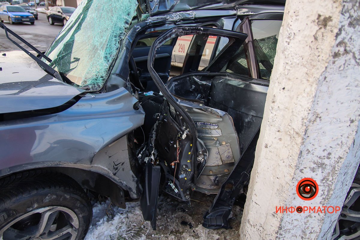 Машина сильно повреждена Машина сильно повреждена