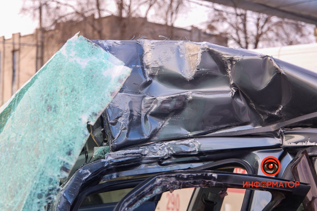 По информации от полиции, машина ехала на большой скорости По информации от полиции, машина ехала на большой скорости