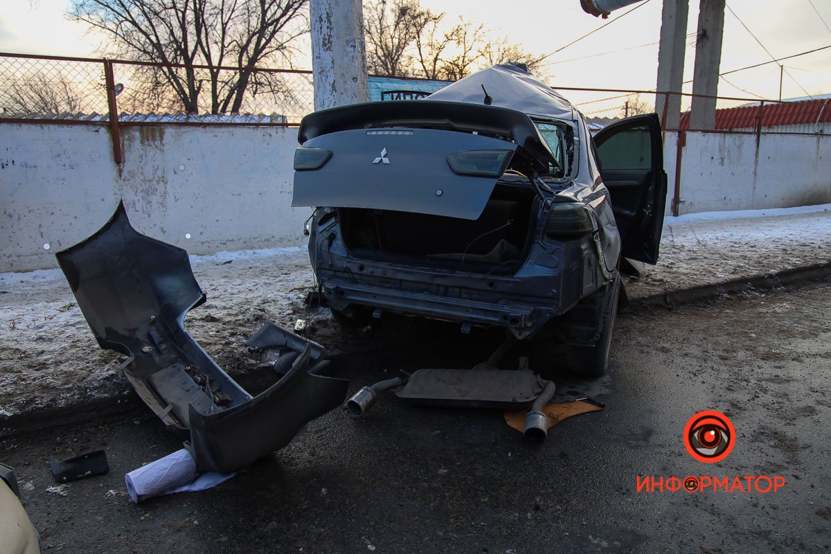 На тротуаре и дороге лежат стекло и детали - будьте осторожны На тротуаре и дороге лежат стекло и детали - будьте осторожны