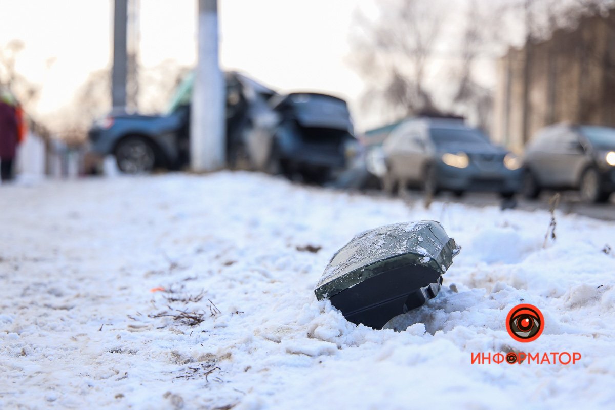 Детали разбросаны в нескольких метрах от происшествия Детали разбросаны в нескольких метрах от происшествия