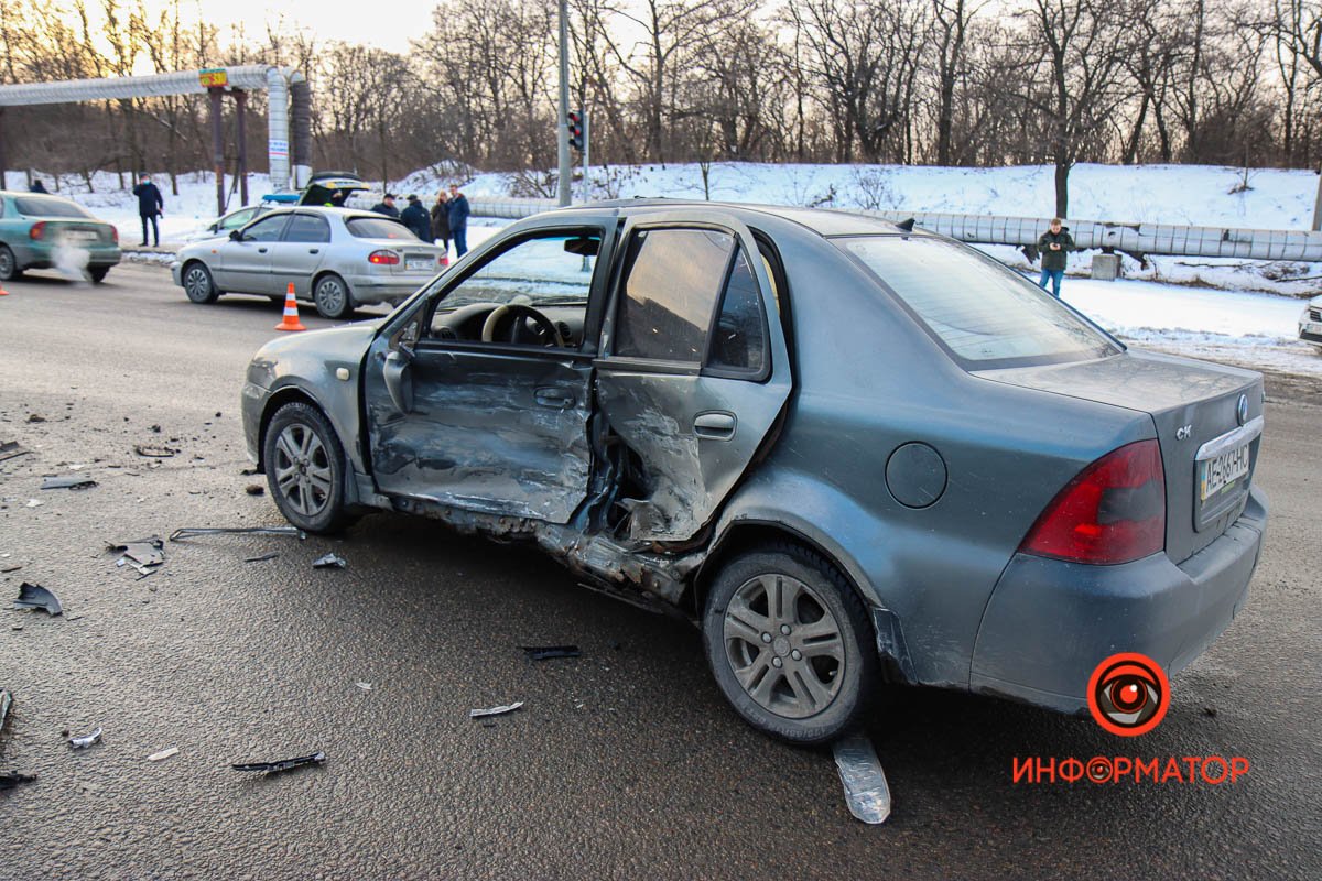 Здесь столкнулись Hyundai, Geely и машина скорой помощи Здесь столкнулись Hyundai, Geely и машина скорой помощи