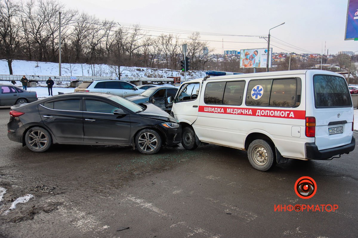 От удара его отнесло в автомобиль скорой От удара его отнесло в автомобиль скорой