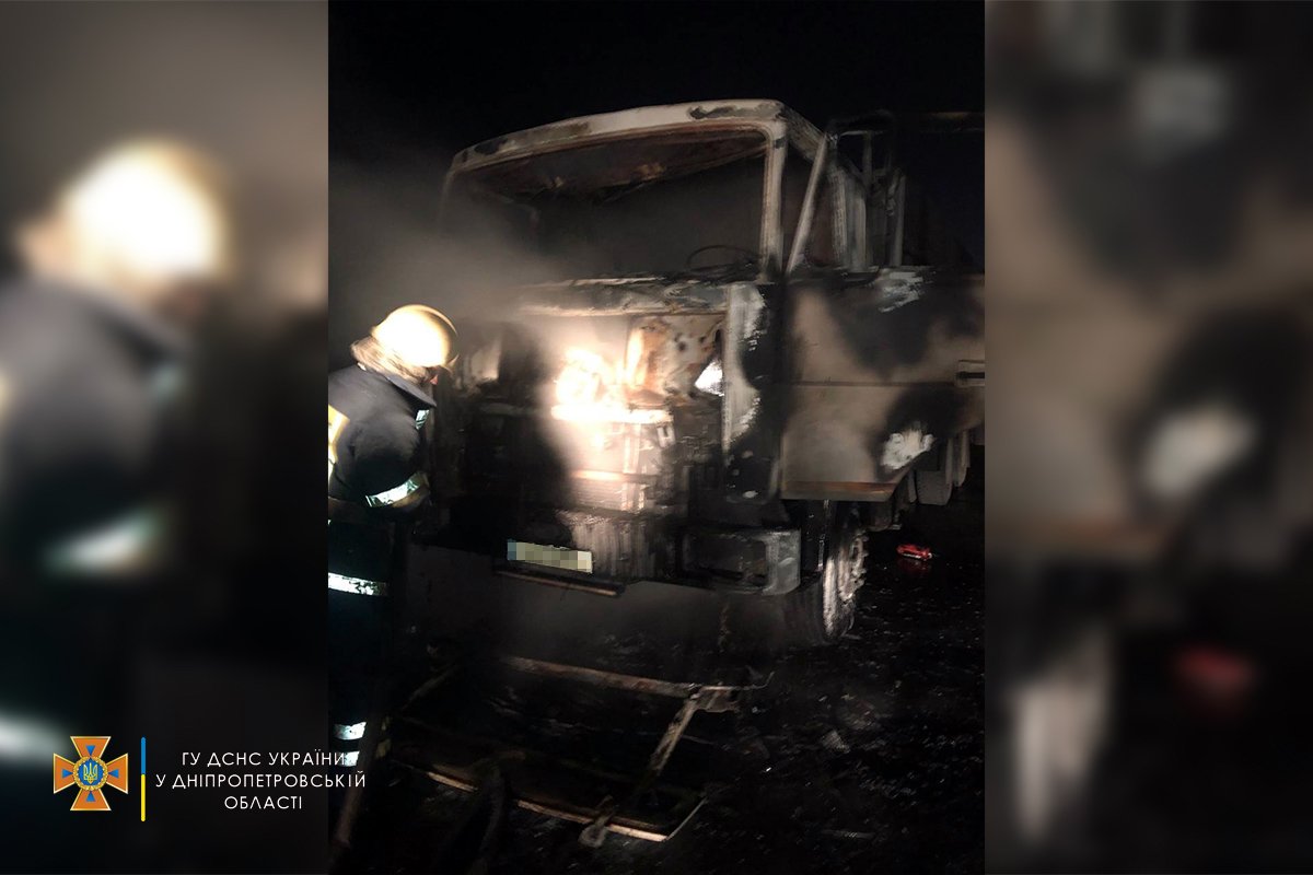 Автомобиль загорелся на Николаевском шоссе в Кривом Роге