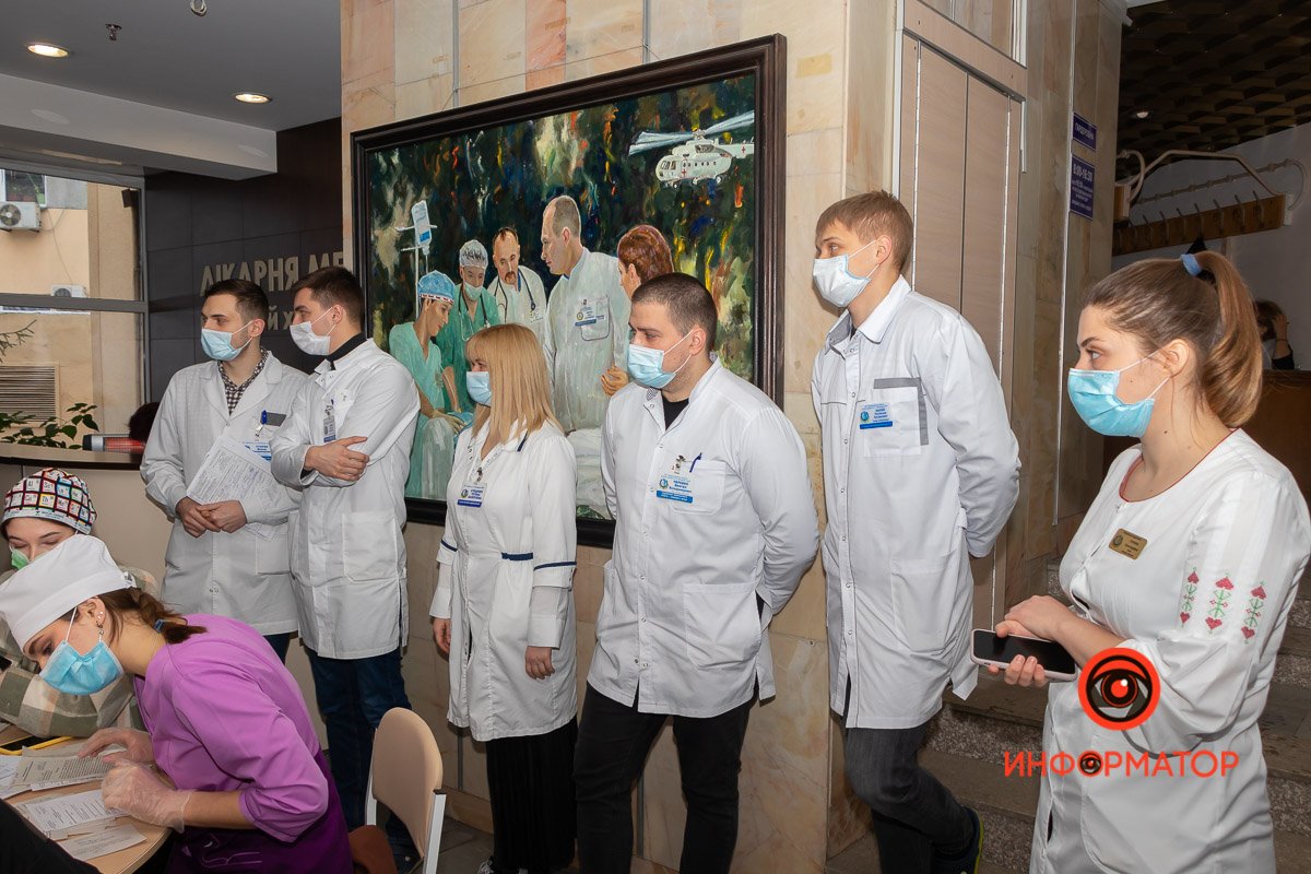 По словам врачей, пострадавших нашли в луже крови  По словам врачей, пострадавших нашли в луже крови