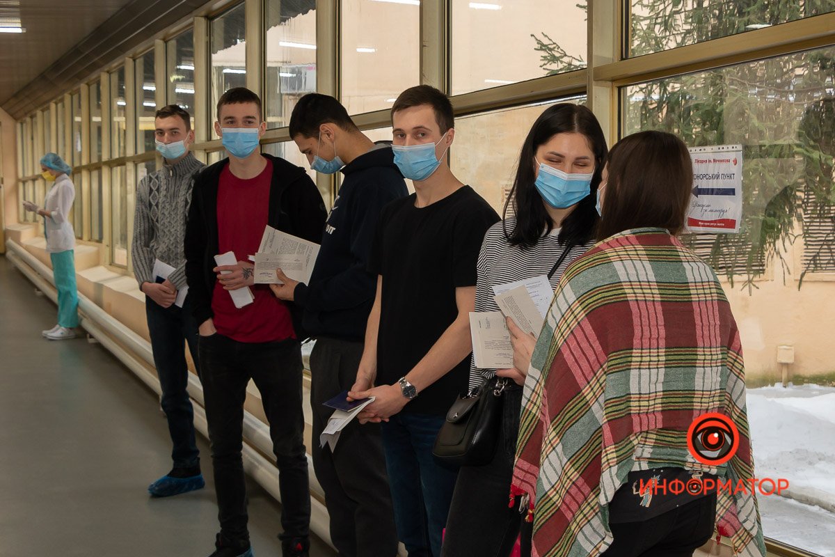 Собралась очередь на сдачу крови  Собралась очередь на сдачу крови