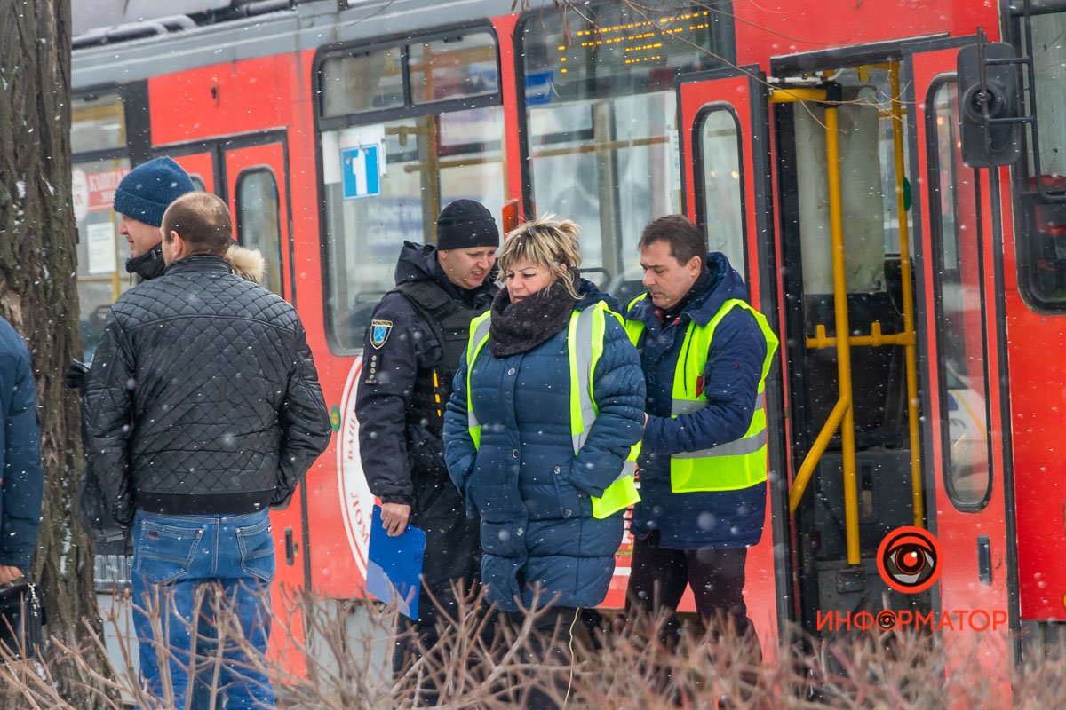 На место приехали полицейские На место приехали полицейские