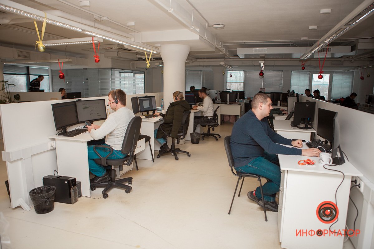 Опенспейс IT-департамента компании «Омега»