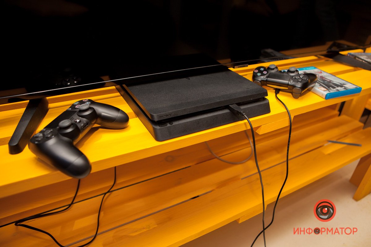 Игровыми приставками с огромными экранами