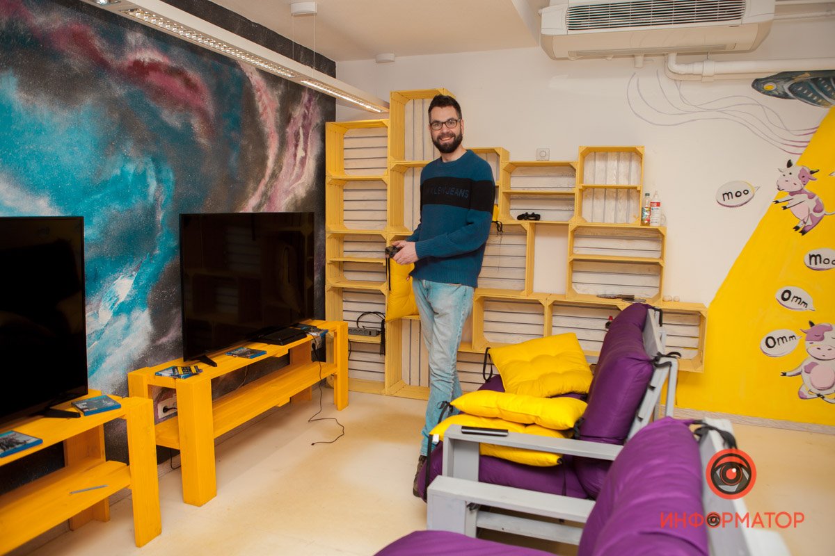 В игровой комнате для взрослых