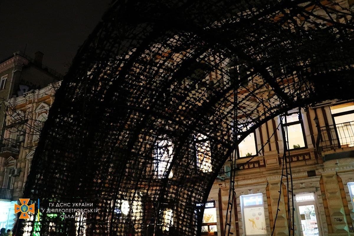 Люди самостоятельно потушили пламя из огнетушителя Люди самостоятельно потушили пламя из огнетушителя