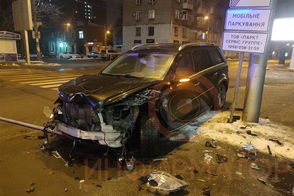 В результате он влетел в столб