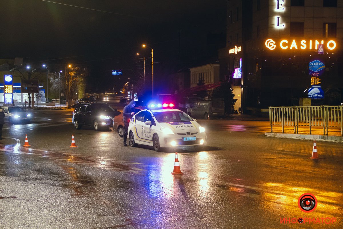 На месте происшествия работает следователь по ДТП и дежурит патрульная полиция На месте происшествия работает следователь по ДТП и дежурит патрульная полиция