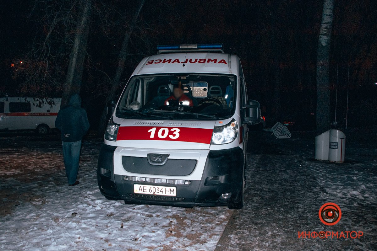 Подростки, которые были с парнем на момент происшествия, греются в машине скорой помощи
