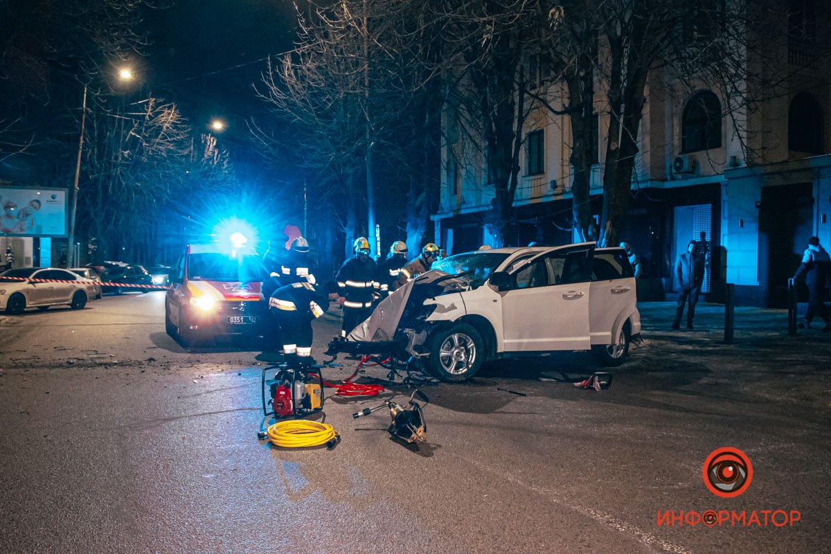 Женщину на пассажирском сидении зажало в салоне