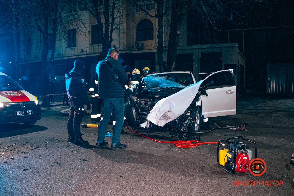 Спасатели вырезали пострадавшую из салона