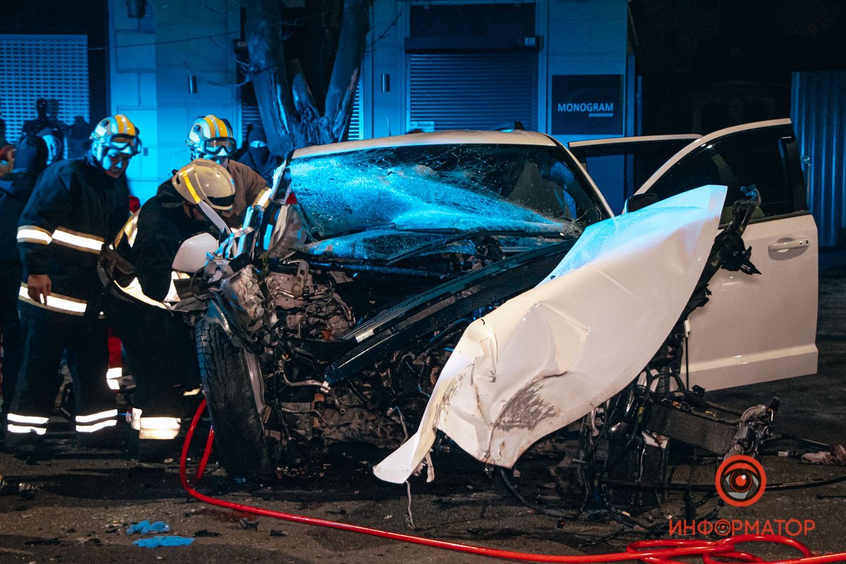 Водитель отделался незначительными ушибами и порезами и находился на месте