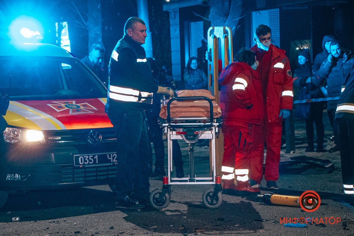 Медики ждут, пока пострадавшую высвободят из авто