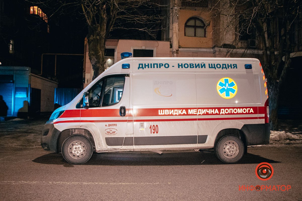 Женщину достали из авто и увезли в больницу