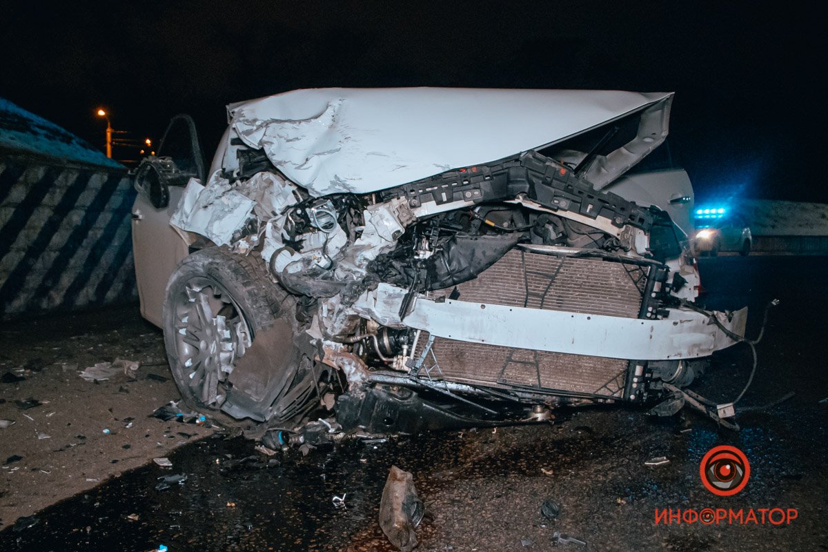 Под Мерефо-Херсонским мостом Fiat влетел в стену