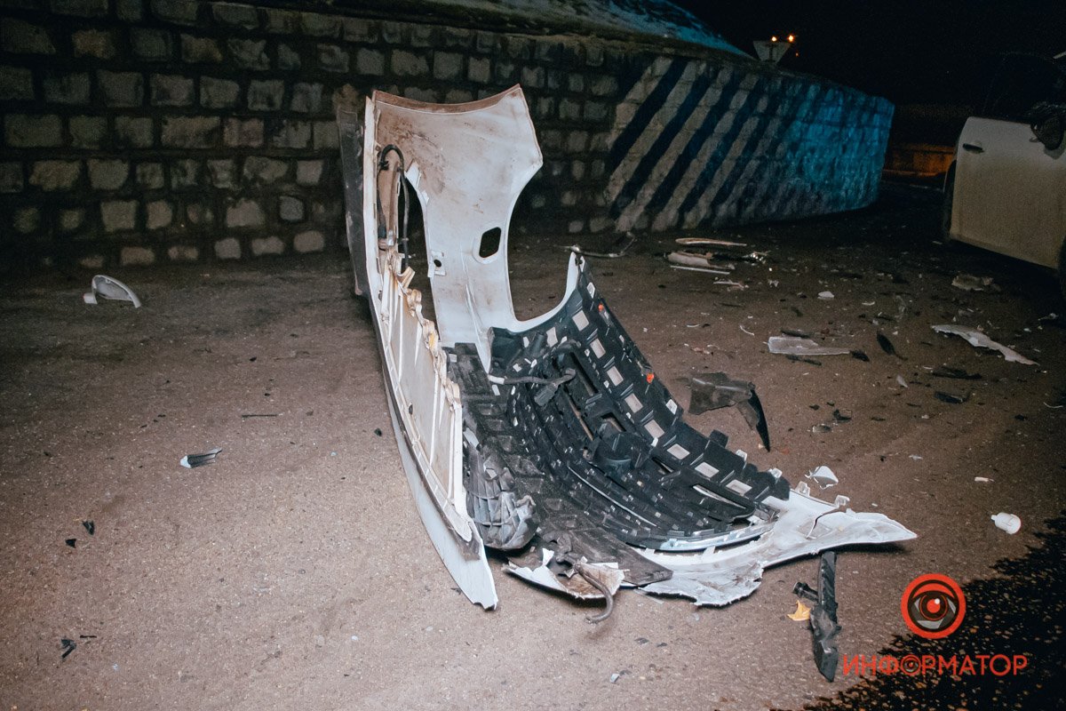 Отлетевший бампер и куча других деталей изувеченного авто
