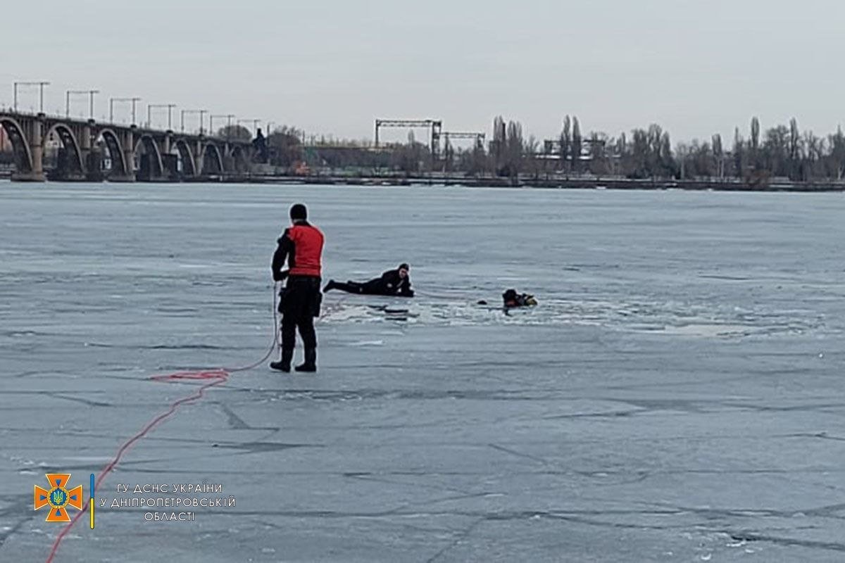 8 подростков гуляли по льду