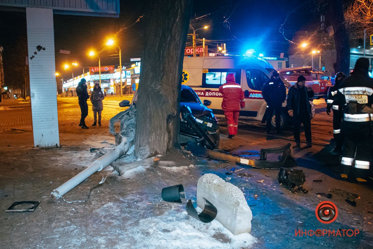 На Чернышевского Volkswagen врезался в дерево