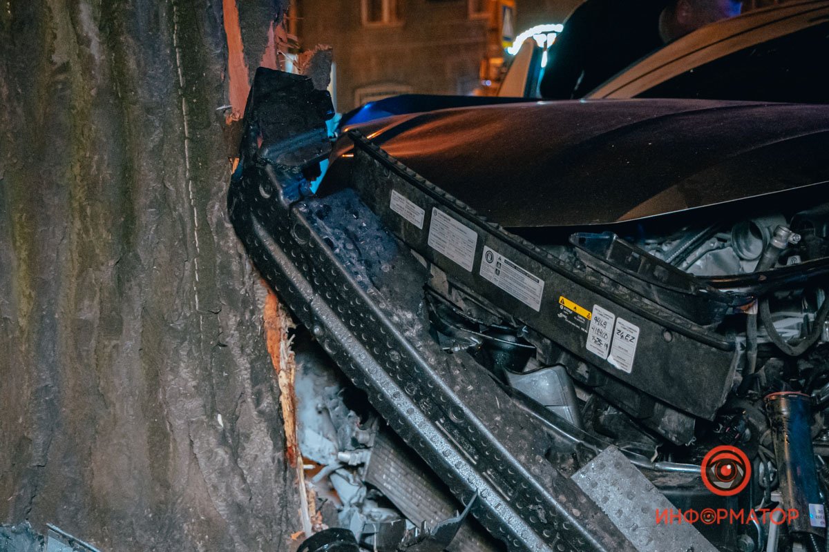 После столкновения автомобиль загорелся