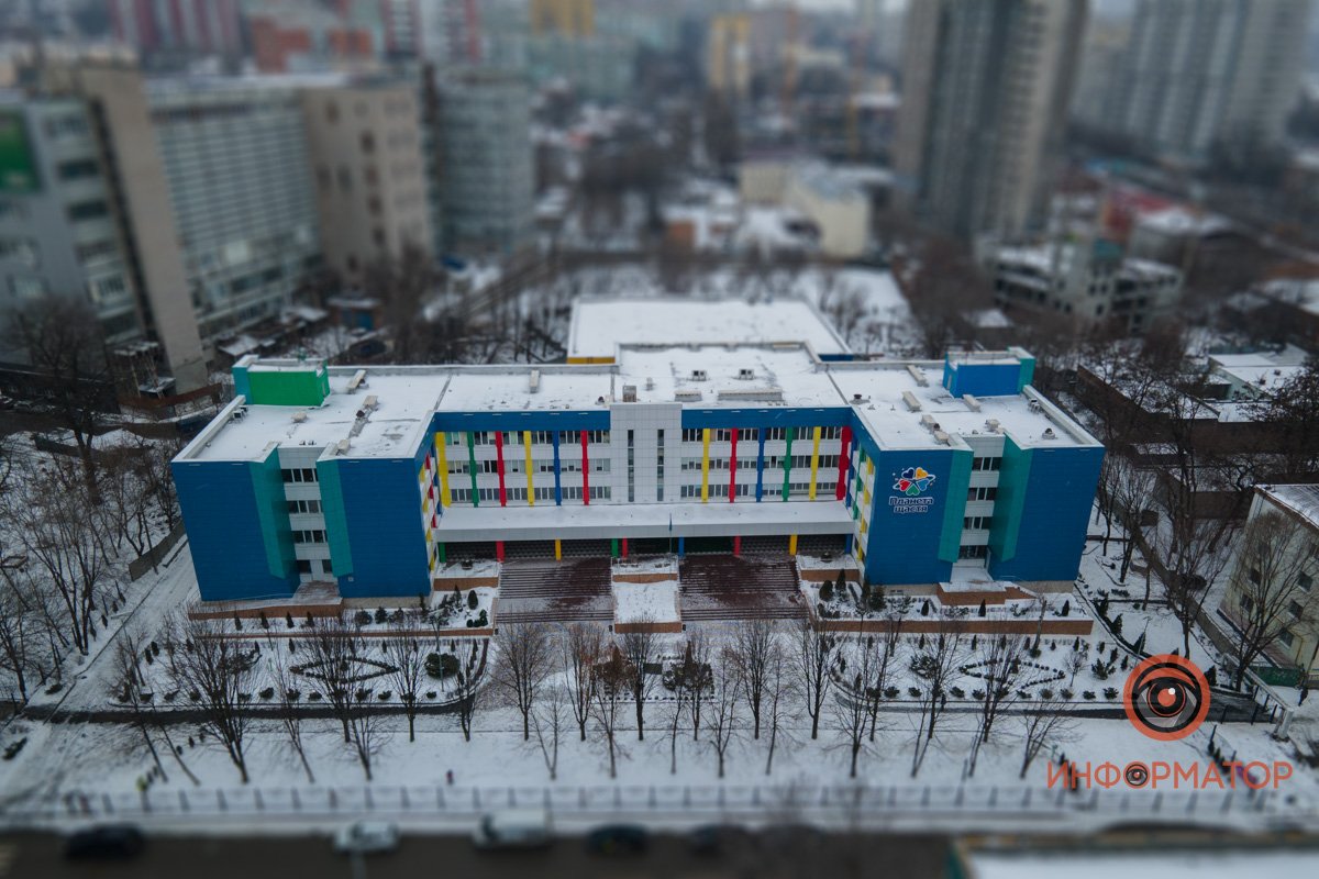 Маленькие школьники за крошечными партами