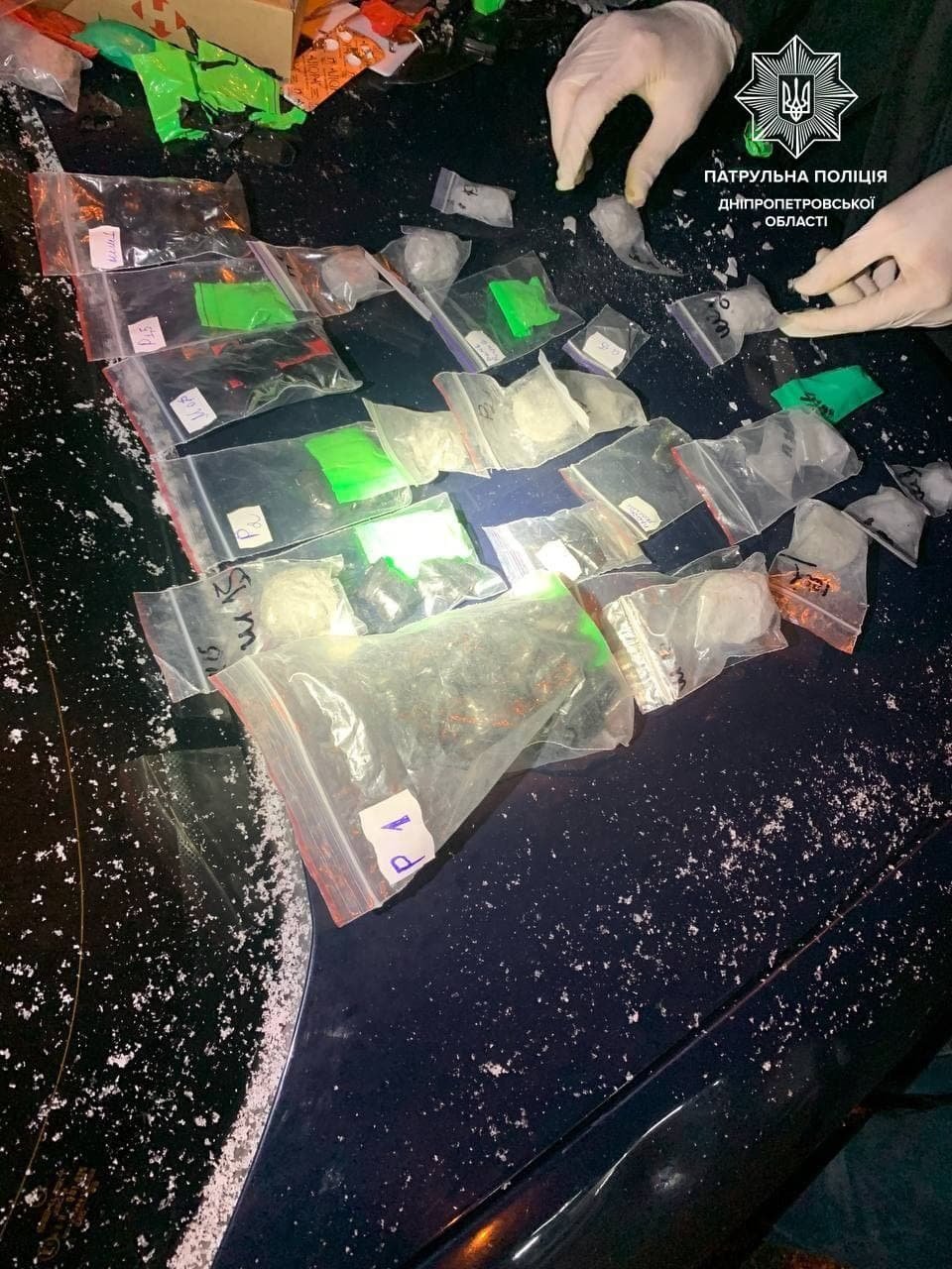 В Днепре патрульные попросили помощи у водителя Mercedes и случайно нашли у него 129 закладок 1