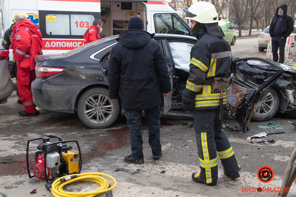 Здесь столкнулись Toyota Camry и Toyota RAV4