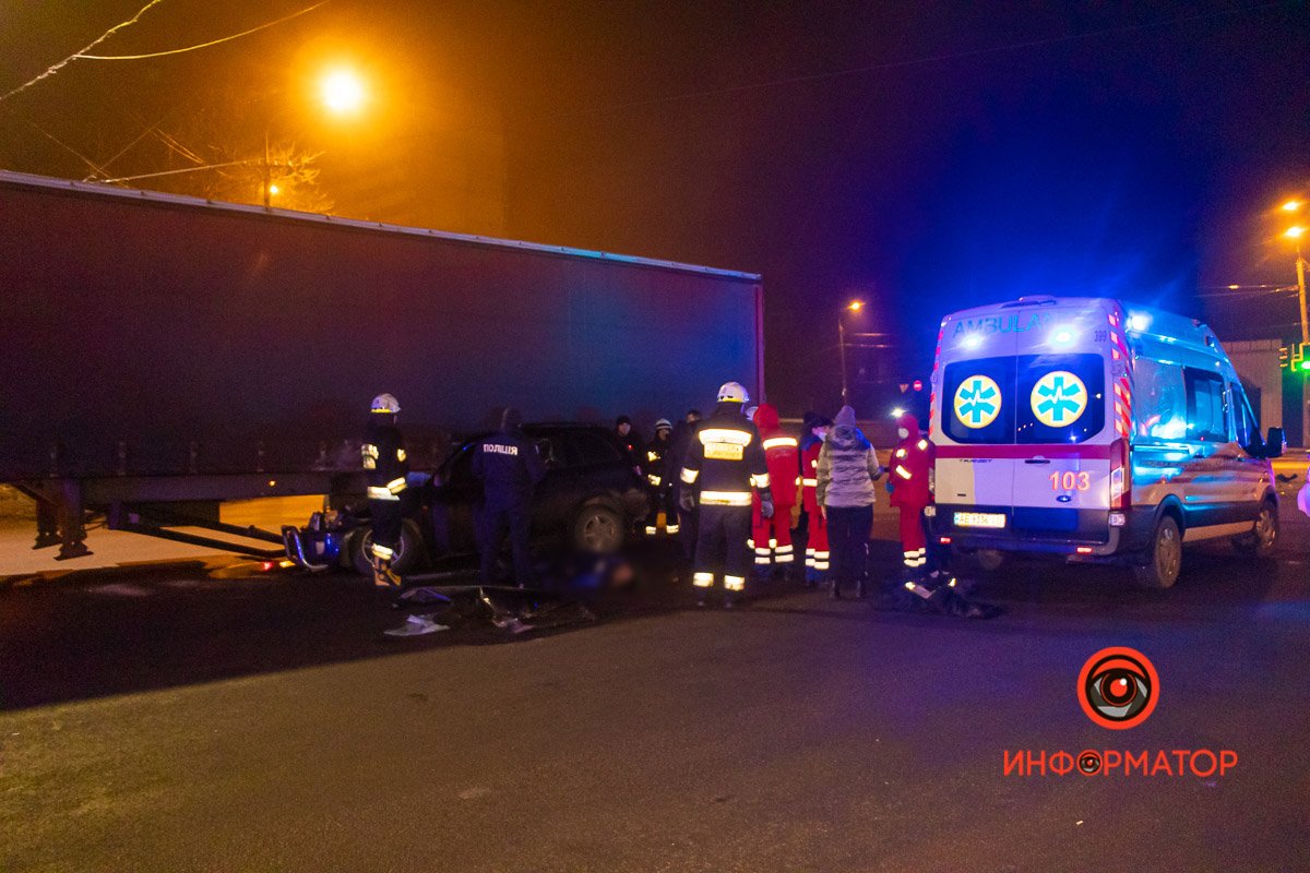 На месте дежурит скорая помощь 