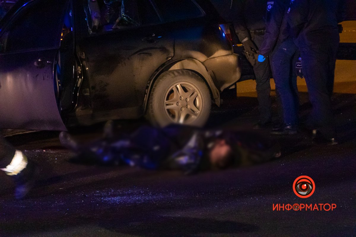 Автомобиль протащило несколько метров под фурой 